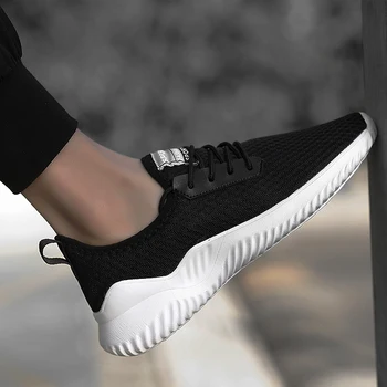 2020 nové topánky mužov bežné Čistý povrch bežecká obuv ploché vulkanizovanej 48 metrov čiernej a bielej pohodlné, priedušné, módne topánky