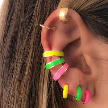 Letné hot predaj módnych ženské šperky rainbow Neon smalt zlatá farba multi piercing Malé geometrické kruhu hoop náušnice